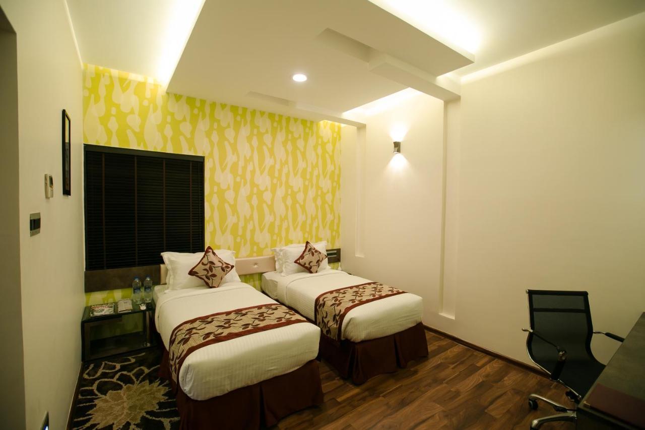 The Spin Hotel Ченай Екстериор снимка