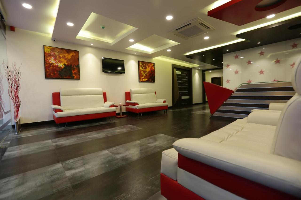 The Spin Hotel Ченай Екстериор снимка