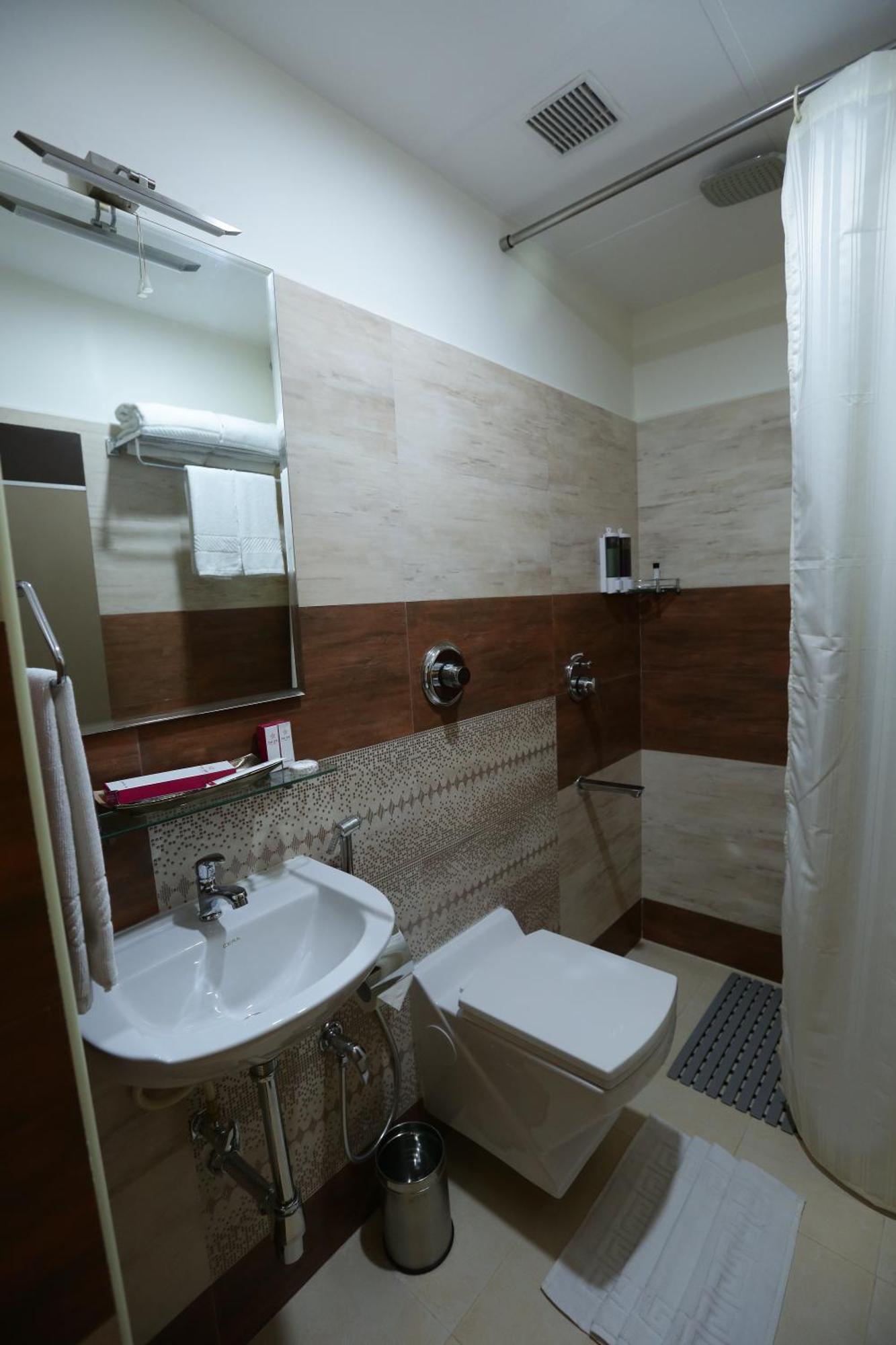 The Spin Hotel Ченай Екстериор снимка