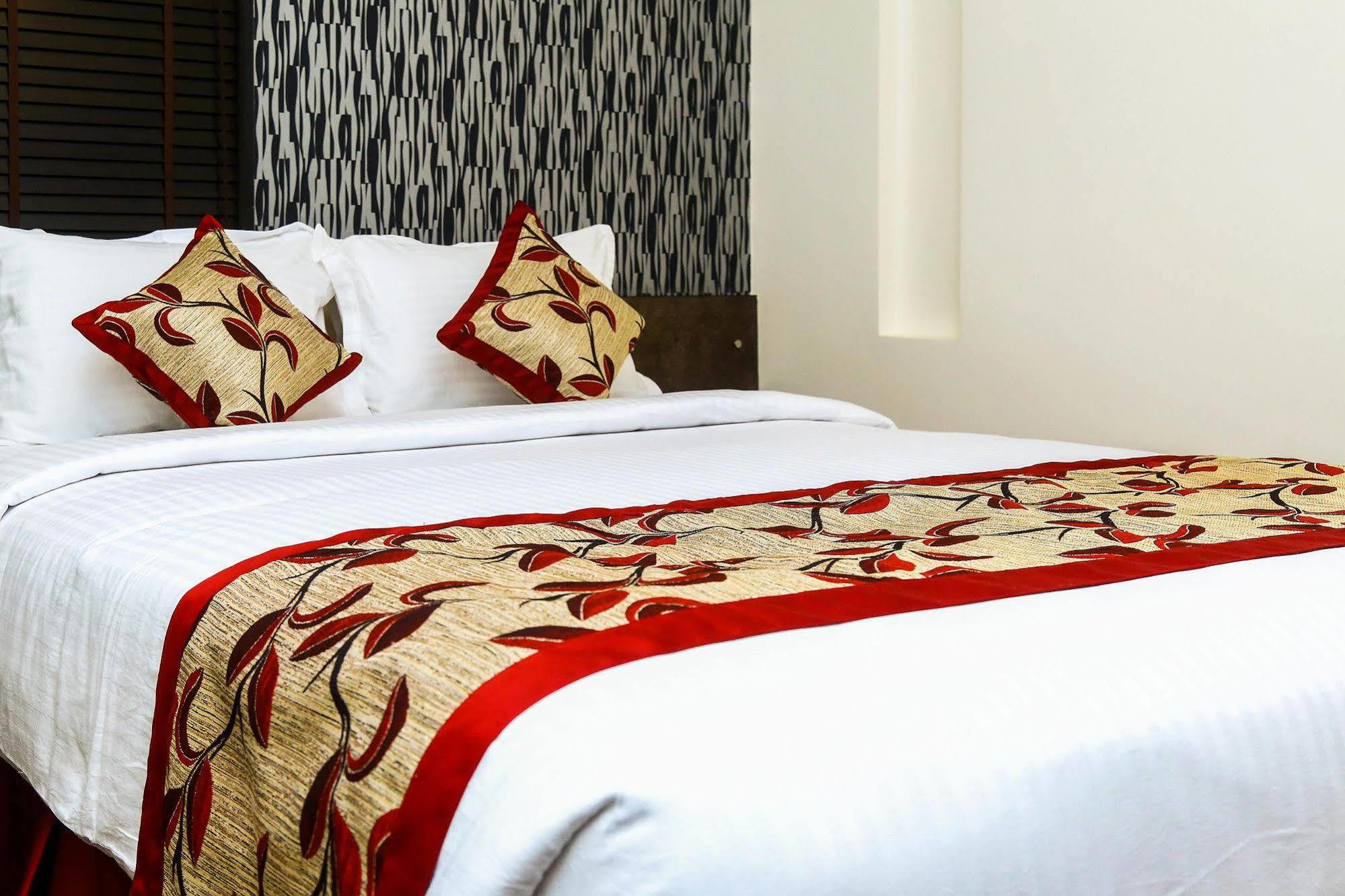 The Spin Hotel Ченай Екстериор снимка