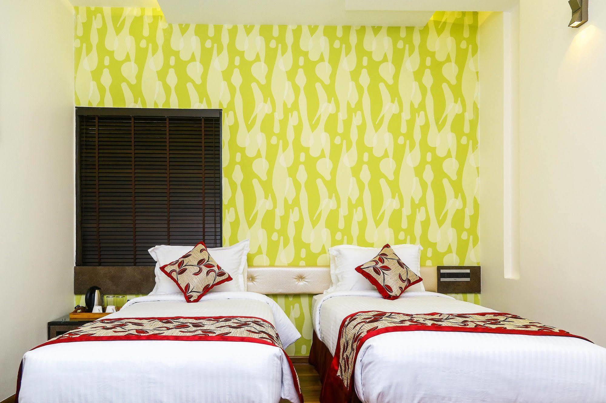 The Spin Hotel Ченай Екстериор снимка