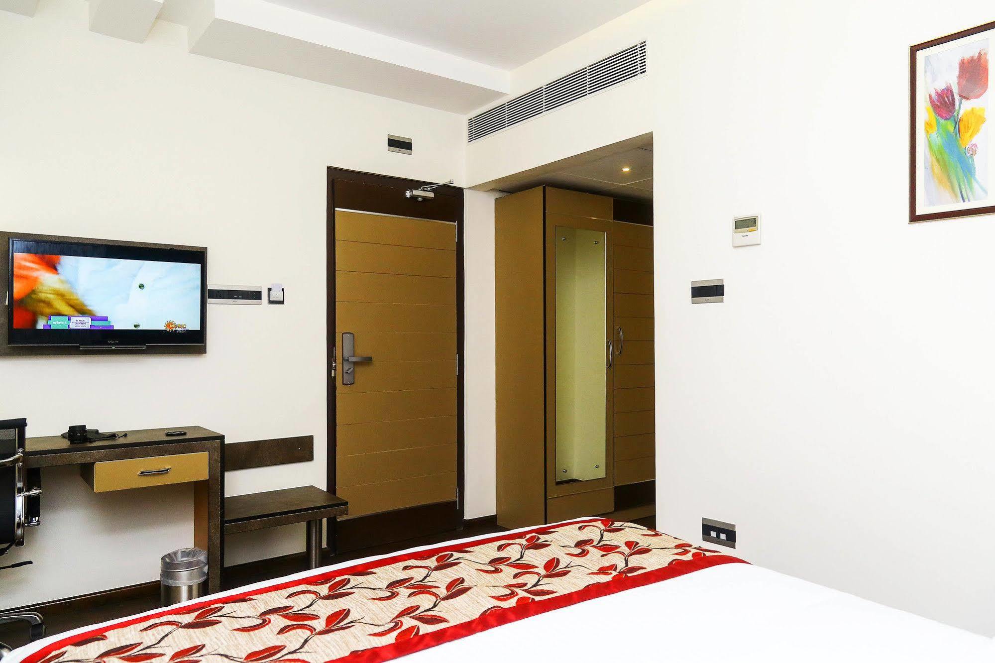 The Spin Hotel Ченай Екстериор снимка