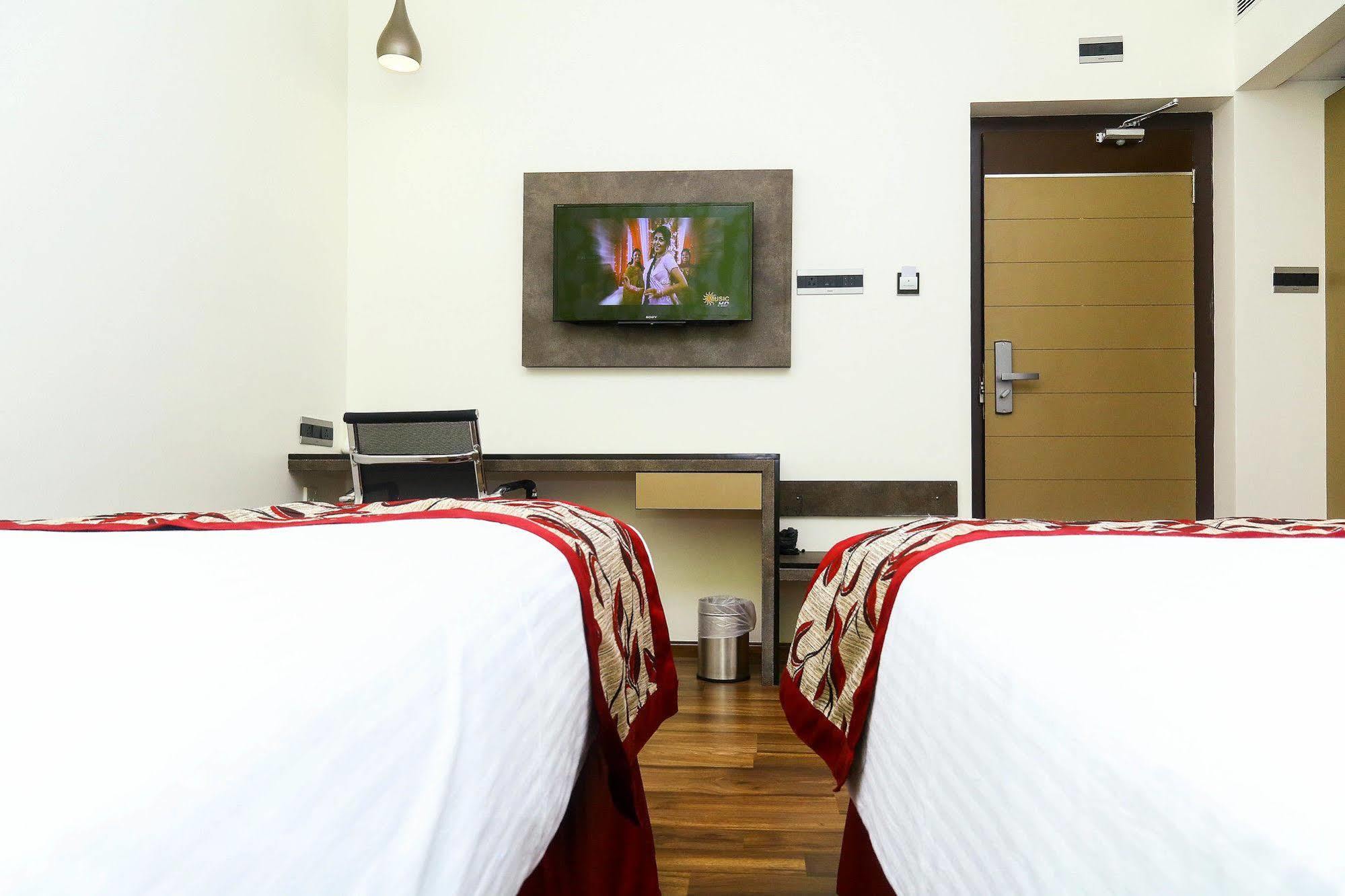 The Spin Hotel Ченай Екстериор снимка